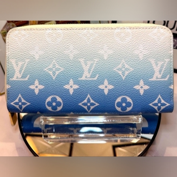 Mint Cond RFID Mic Louis Vuitton By the Pool Blue Large Zippy Wallet. Full Set - Picture 10 of 17